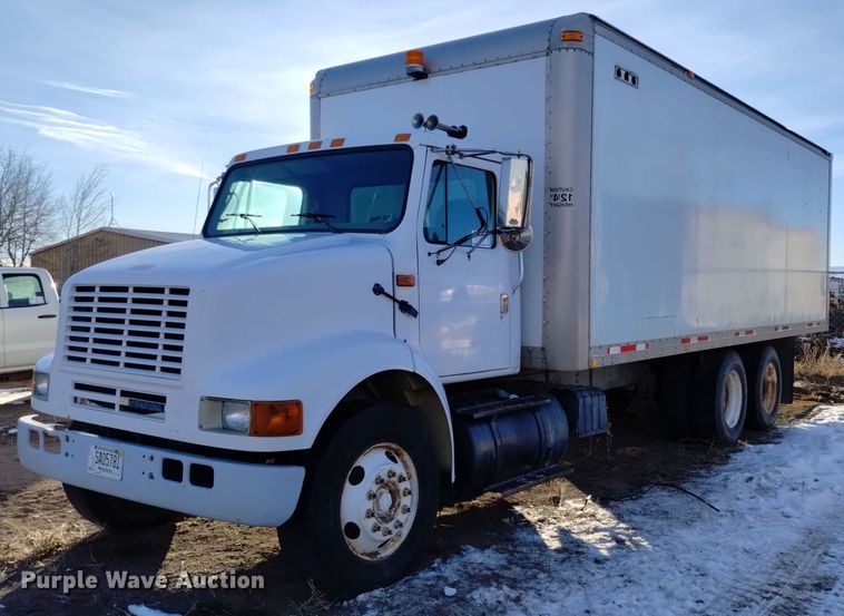 2003 International 8100 box truck with mud mixing system - DV6626