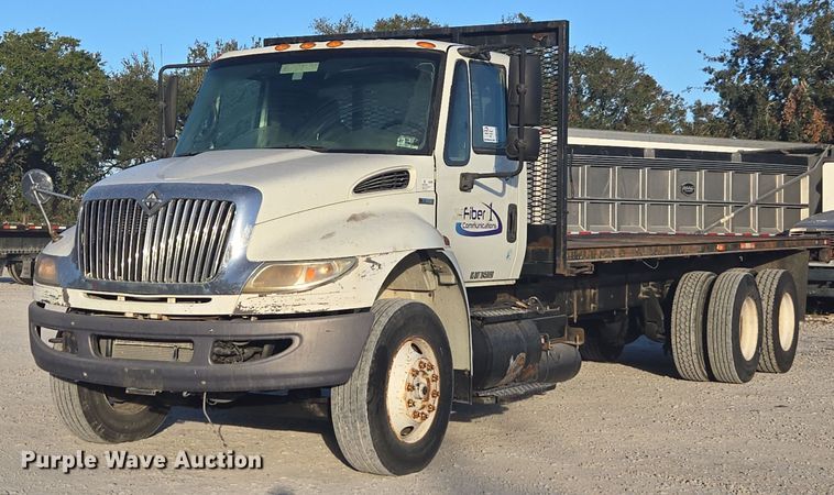 2009 International 4400 flatbed truck - DW1779
