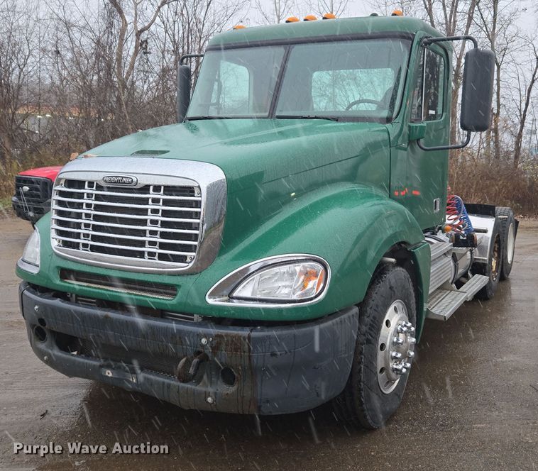 2009 Freightliner Columbia semi truck - DX1561