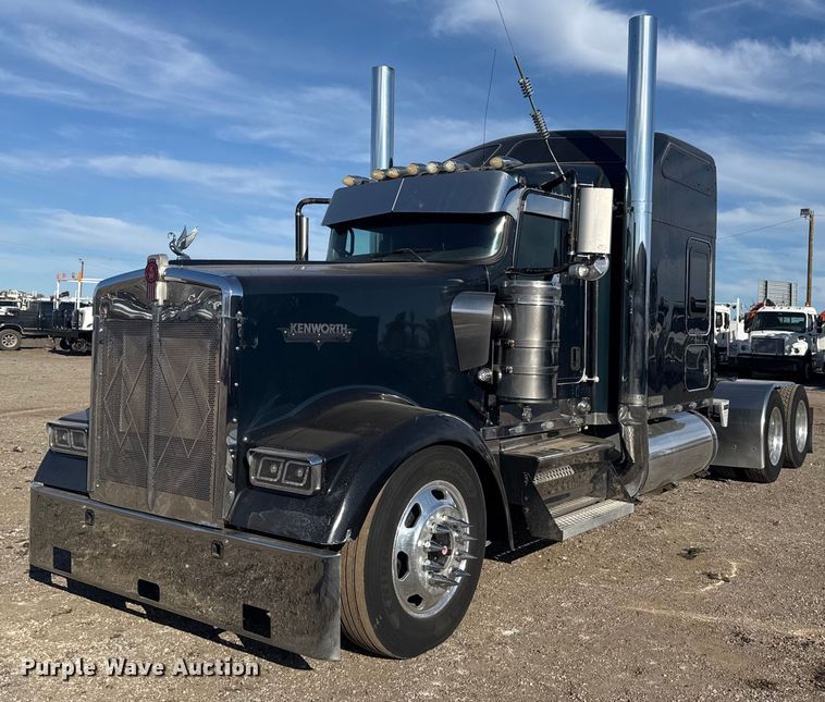 2007 Kenworth W900 semi truck - EG2342