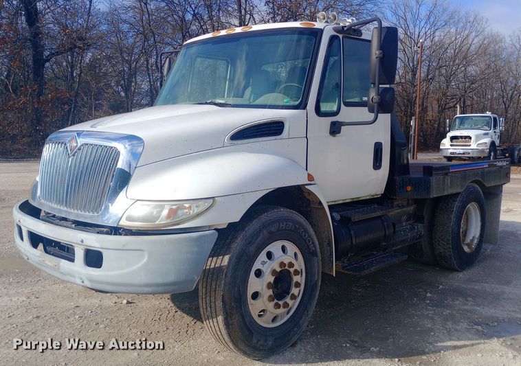 2007 International 4300 SBA flatbed truck - EN8657