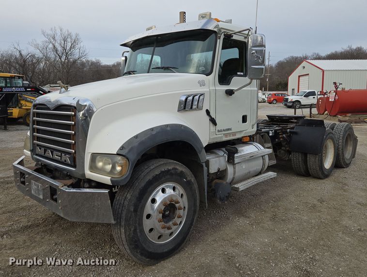 2009 Mack  GU713 semi truck - EQ3895