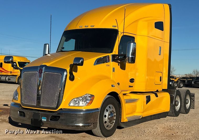 2022 Kenworth T680 semi truck - ER4714