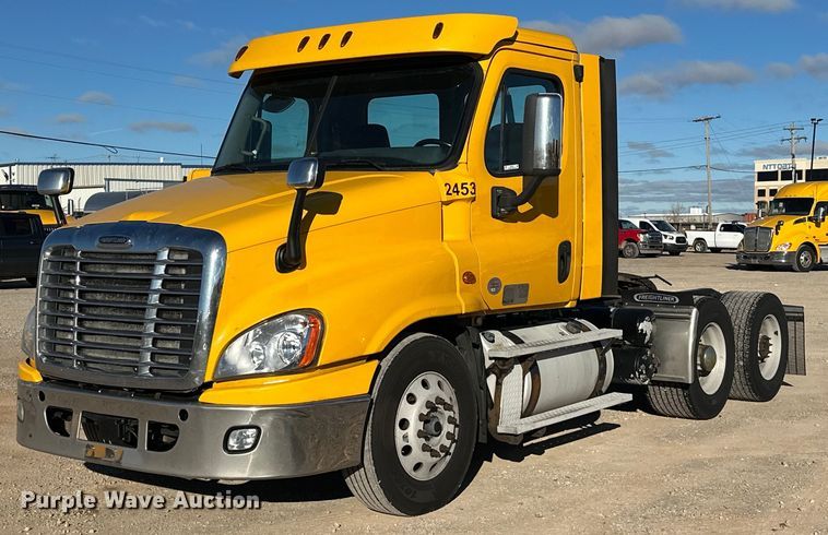 2018 Freightliner Cascadia 125 semi truck - ER4718