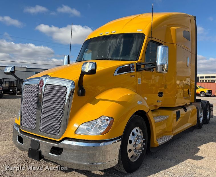 2022 Kenworth T680 semi truck - ER4739
