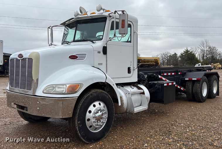 2008 Peterbilt 340 roll-off container truck - OK9443
