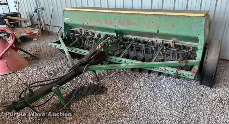 John Deere 8300 grain drill - NQ9160