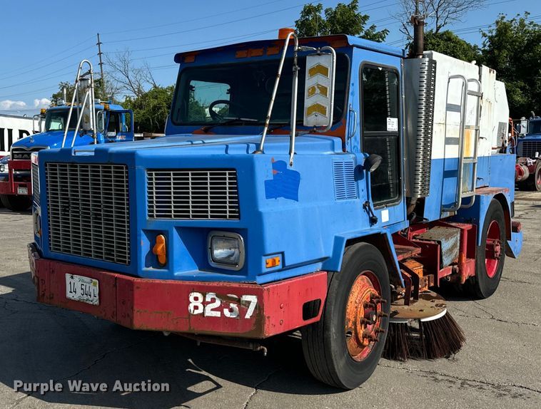 1999 Athey street sweeper truck - DV5801