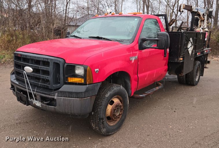 2006 Ford F350 Super Duty flatbed pickup truck - DX1562