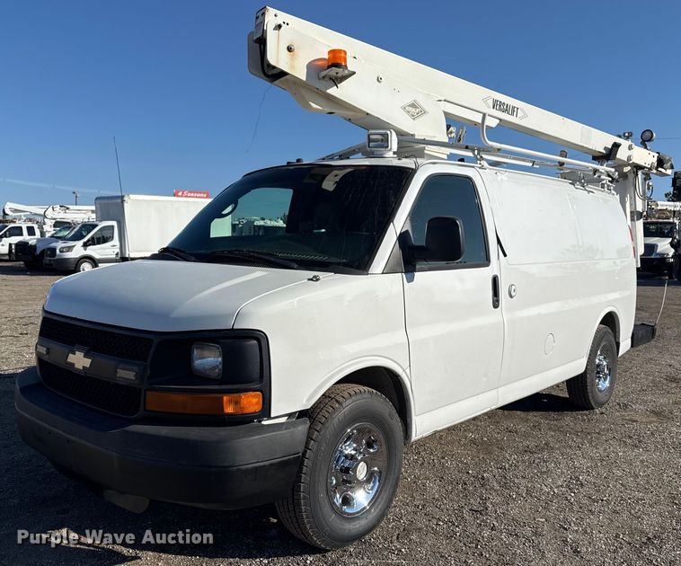 2007 Chevrolet  Express 3500 van with bucket lift - EG2385