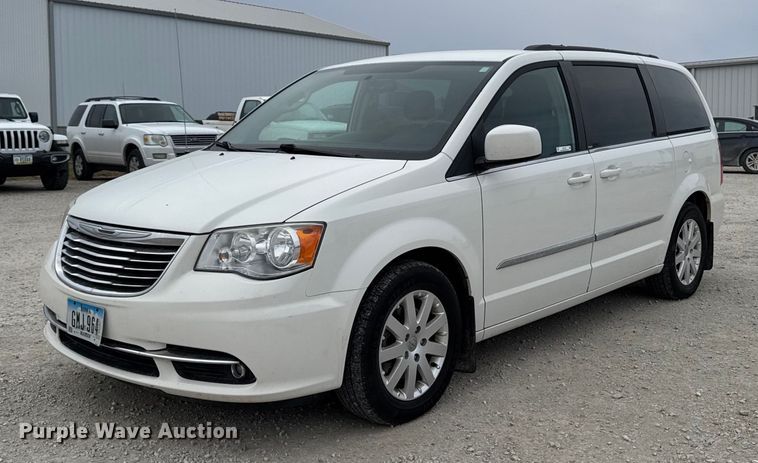 2013 Chrysler Town & Country van - EG7107