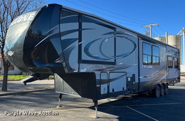 2016 Heartland 4200 Cyclone toy hauler camper - EJ5319