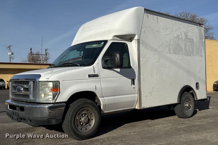 2010 Ford E350 Super Duty box truck - LH9401