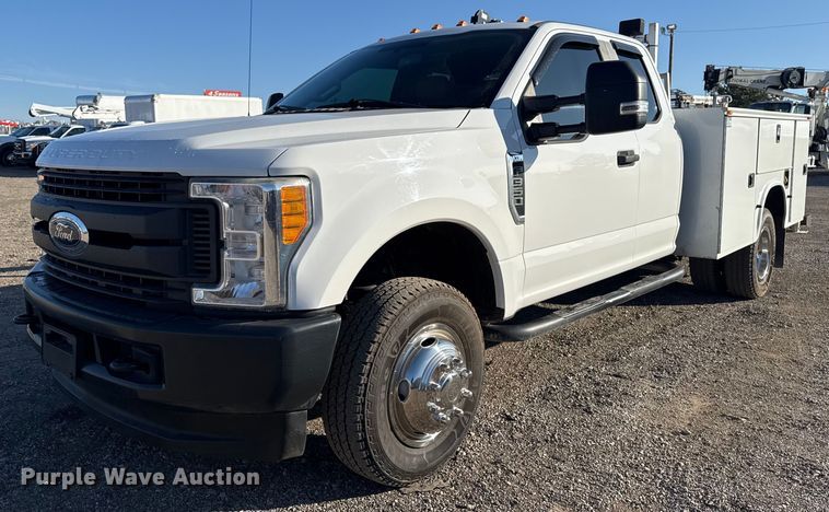 2017 Ford F350 Super Duty utility bed pickup truck - EG2382