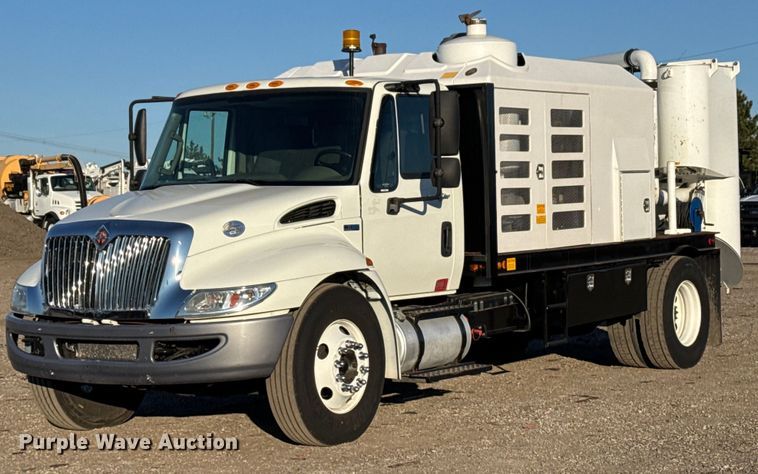 2014 International  4300M7 SBA air excavation truck - EG2390