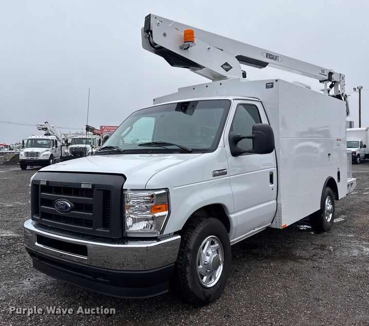 2022 Ford E350 Super Duty van with bucket lift - EG2415
