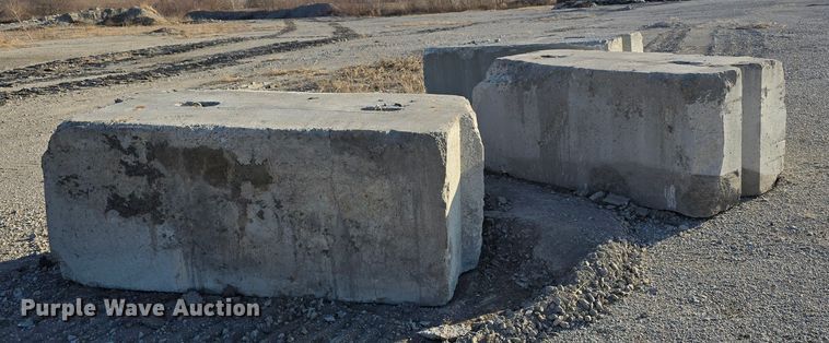 (19) concrete barriers - LX9025
