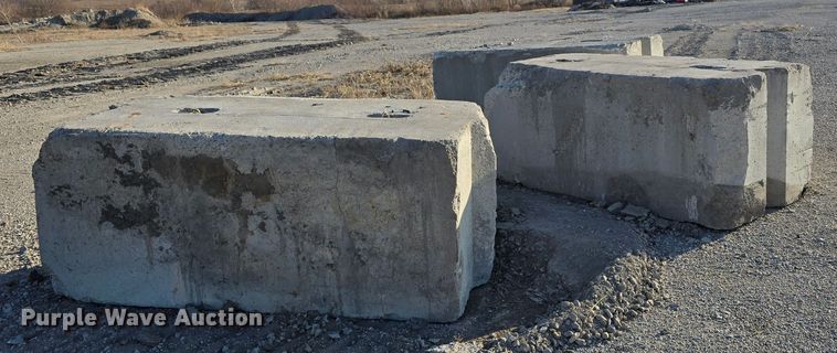(19) concrete barriers - LX9026