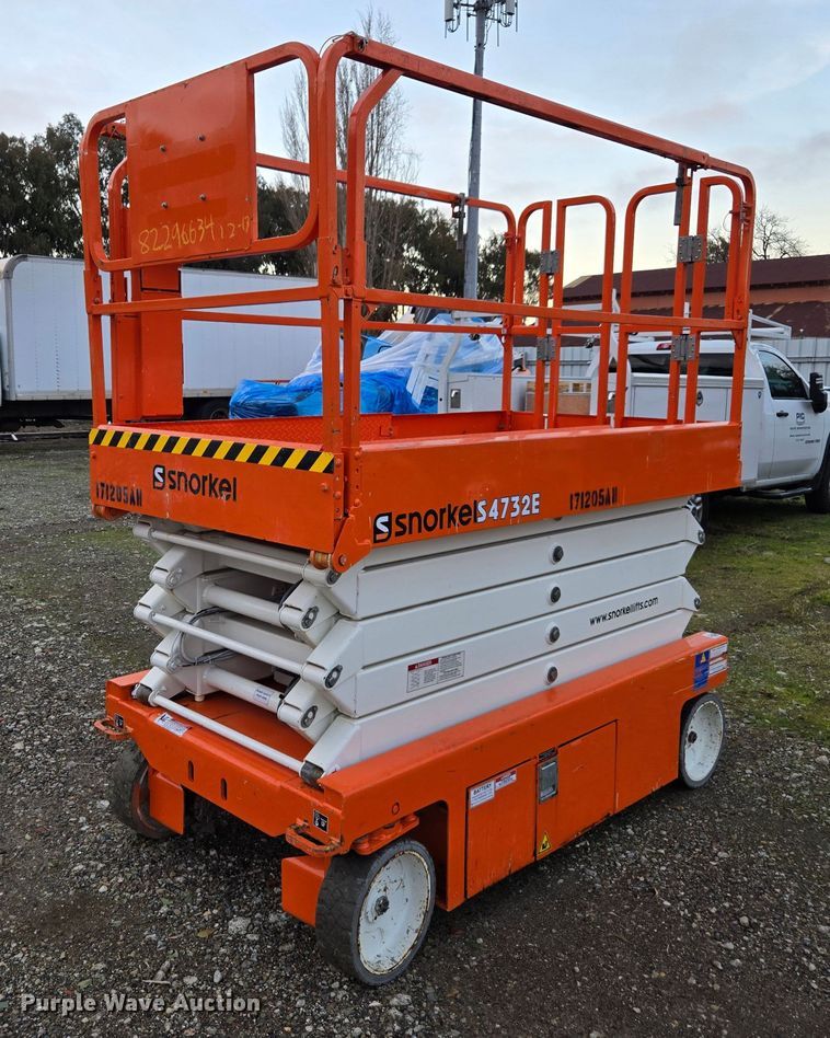 2016 Snorkel S4732E scissor lift - YA0144