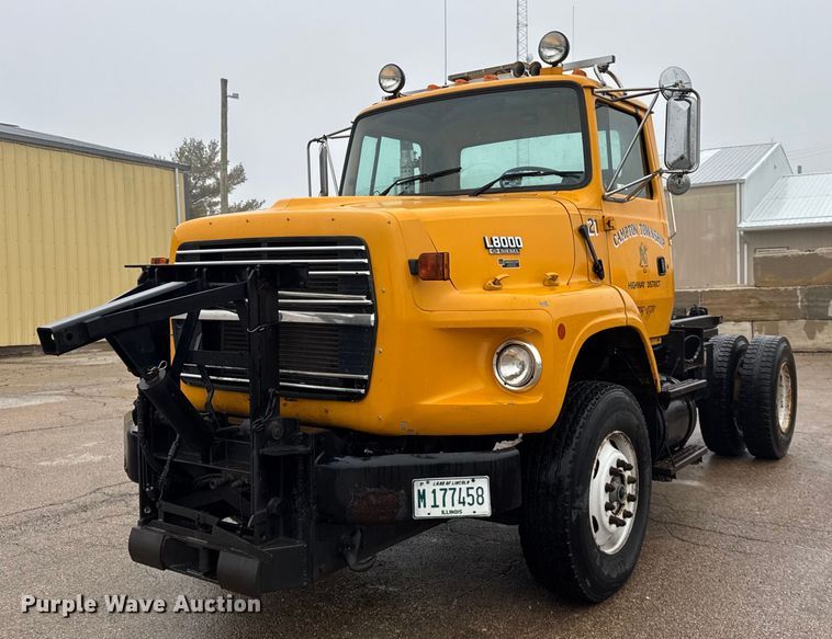 1995 Ford LS8000 truck cab and chassis - DH9662
