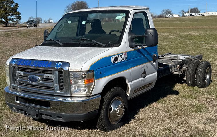 2009 Ford E450 van cab and chassis - DO0211