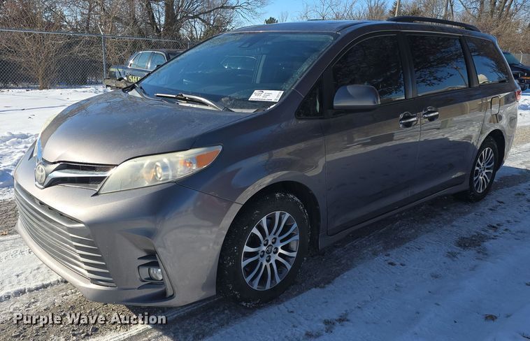 2018 Toyota Sienna XLE van - DO7733
