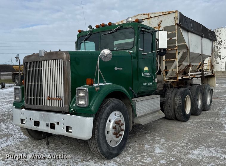 1989 International  F93 fertilizer delivery truck - DH9521