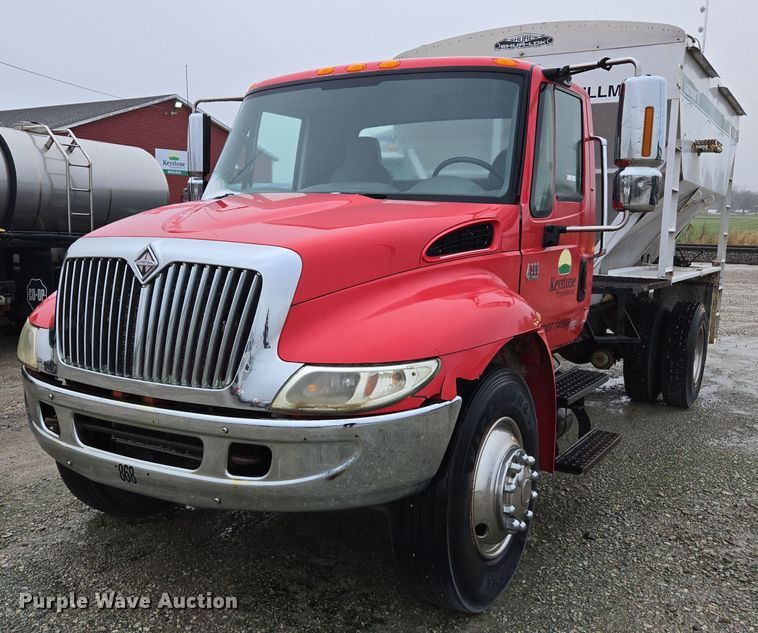 2007 International 4300 feed delivery truck - DX1565