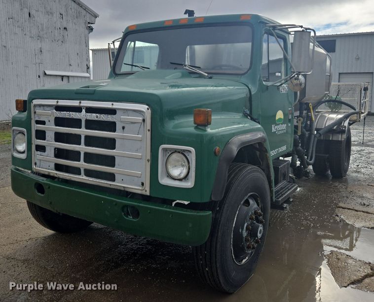 1987 International 1955 fertilizer delivery truck - DX1566