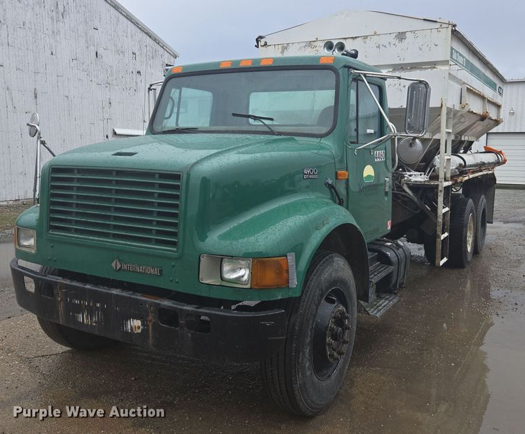 2001 International 4900 fertilizer delivery truck - DX1567
