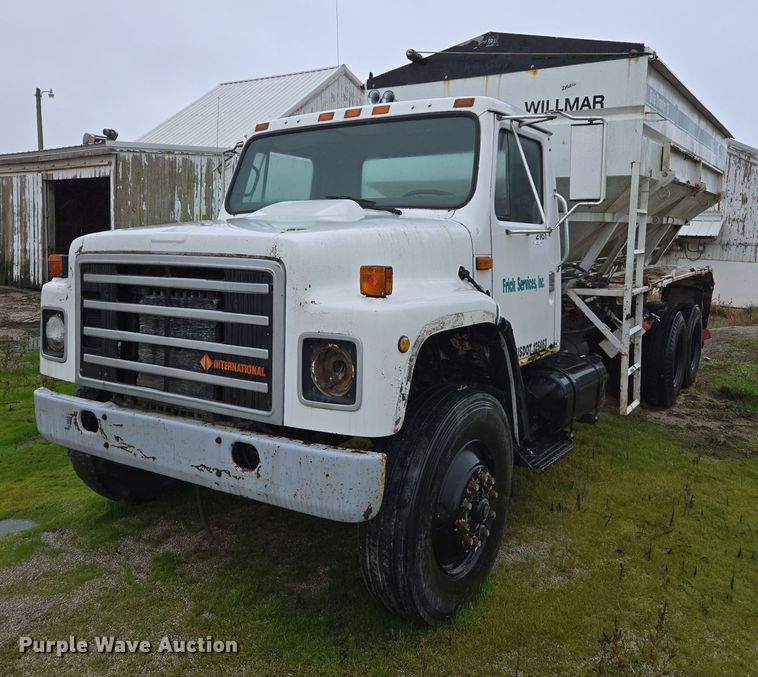 1986 International 1954 fertilizer delivery truck - DX1572