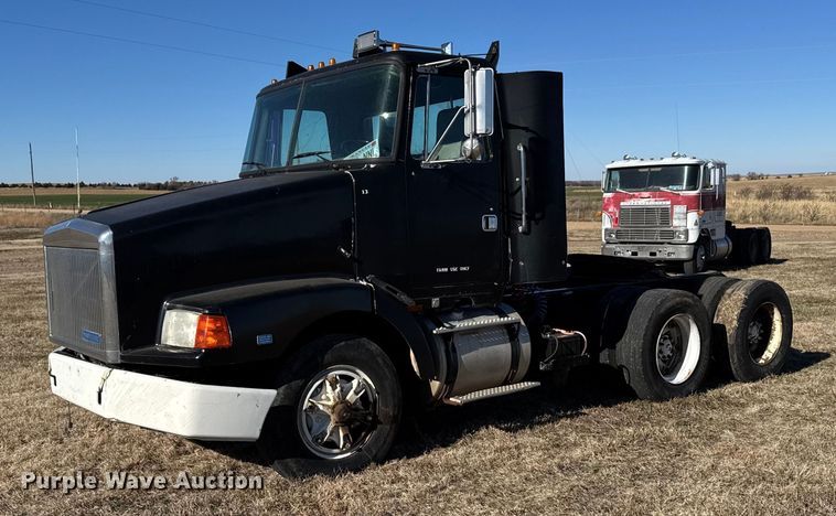 1989 White GMC semi truck - DX3900