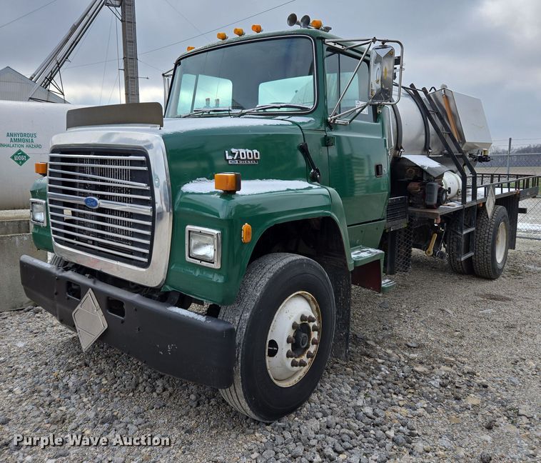 1994 Ford L7000 tank truck - EE7951