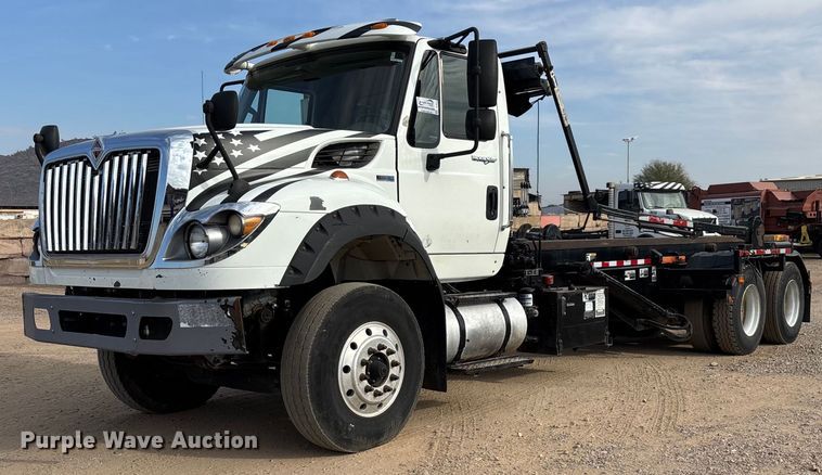 2013 International 7600 roll-off container truck - DH8635