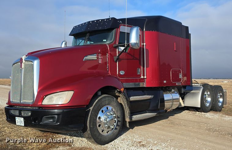2010 Kenworth T600 semi truck - DW3038