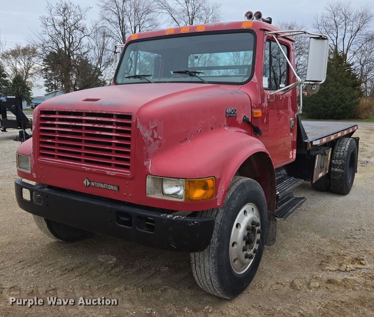 2000 International 4900 flatbed truck - DX1616