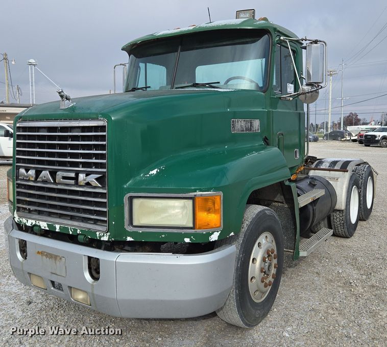 1992 Mack CH613 semi truck - EE7950