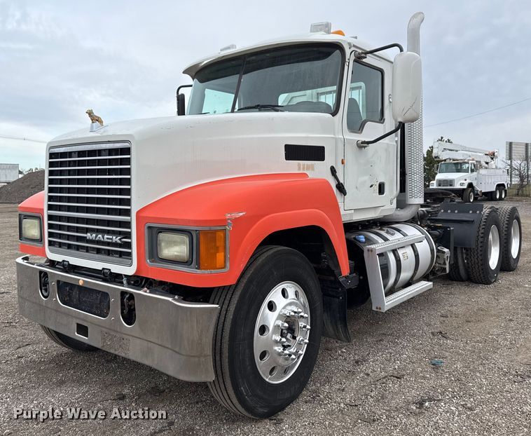 2012 Mack CHU613 semi truck - EG2447