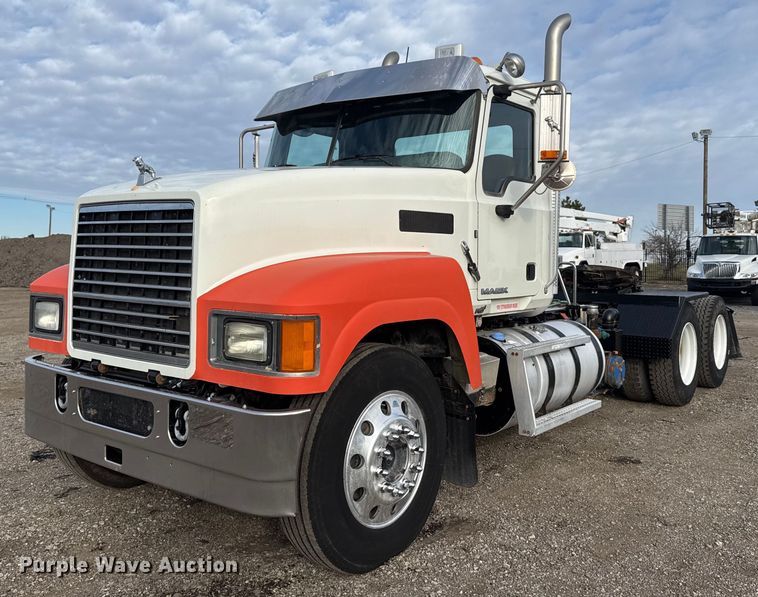2015 Mack CHU613 semi truck - EG2448