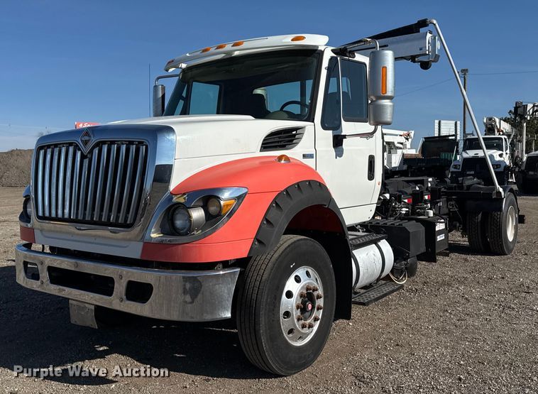 2011 International 7600 hook lift truck - EG2457