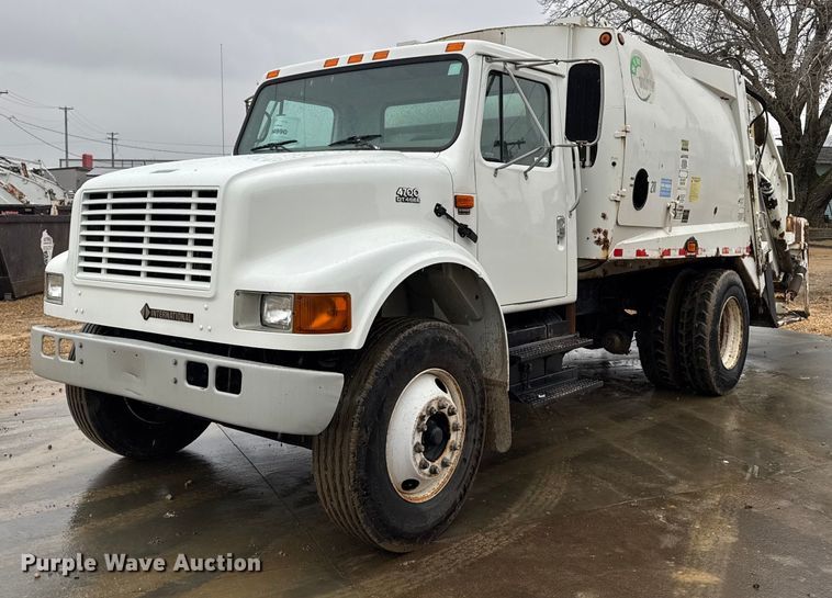 2001 International 4700 refuse truck - EG7112