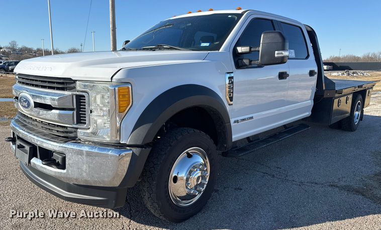 2019 Ford F550 Crew Cab flatbed truck - DM5526