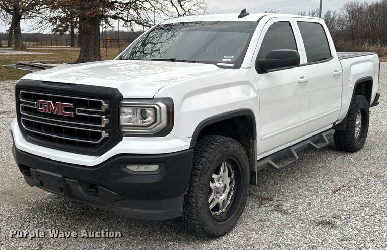 2017 GMC Sierra 1500 Crew Cab pickup truck - DO0210