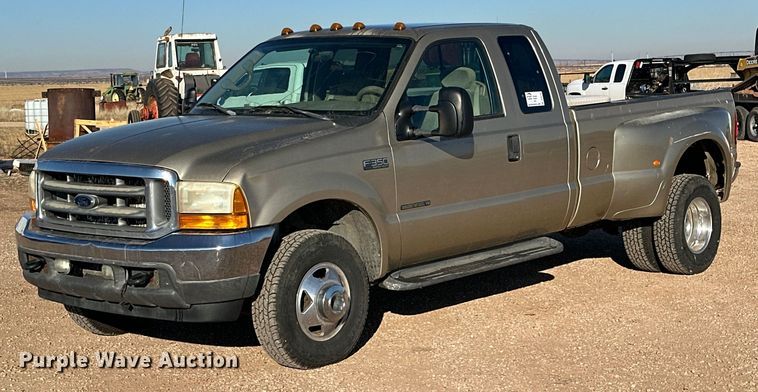 2001 Ford F350 Super Duty XLT SuperCab pickup truck - DP6106
