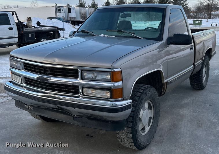 1998 Chevrolet K1500 pickup truck - DQ6566