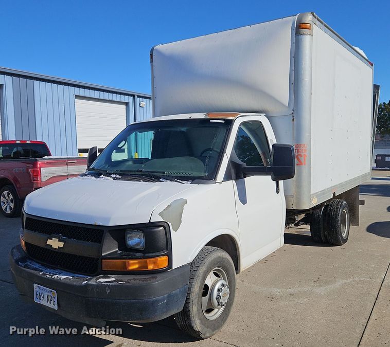 2010 Chevrolet G3500 box truck - EI8787