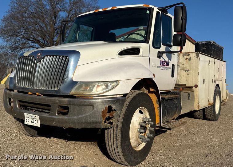 2003 International 4400 utility / service truck - DH9729