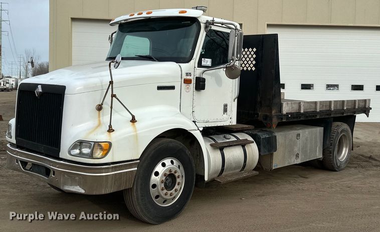 2001 International  9400I flatbed truck - DN0928