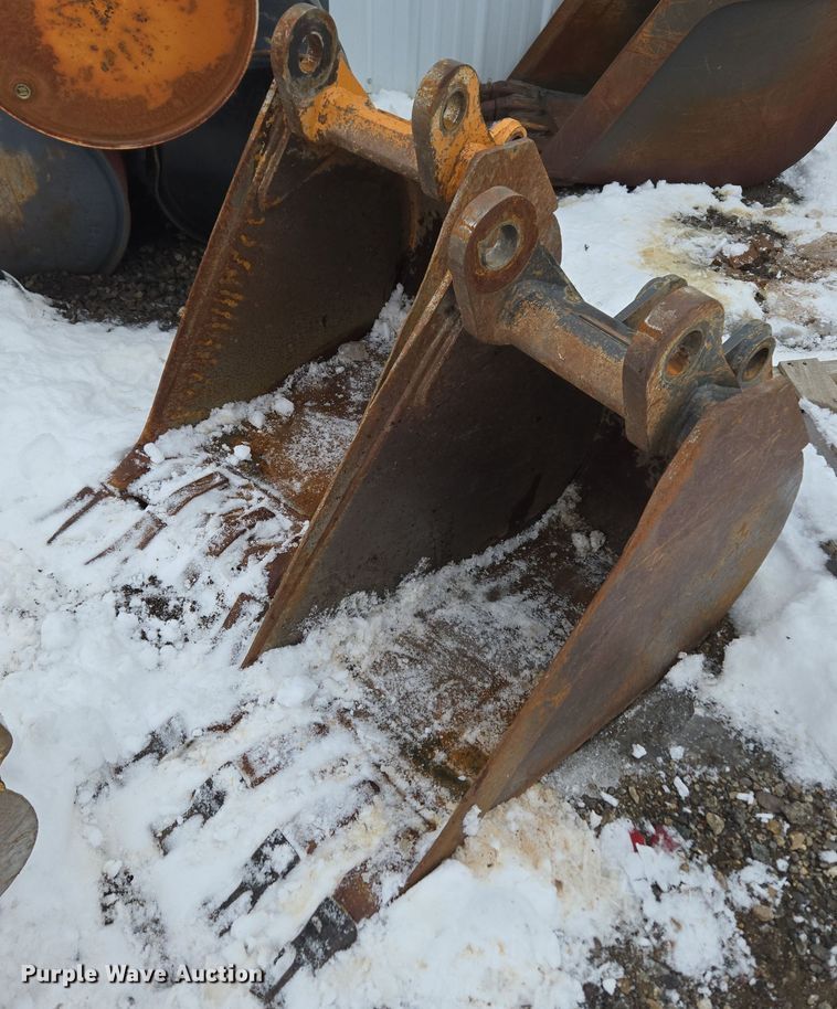 (2) backhoe buckets - ER5099