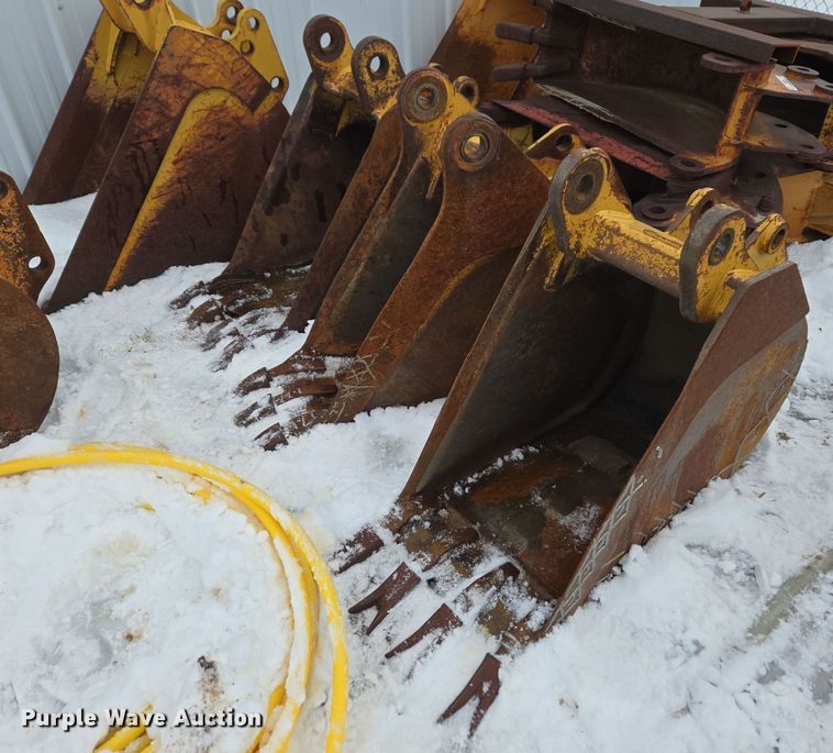 (3) backhoe buckets - ER5102
